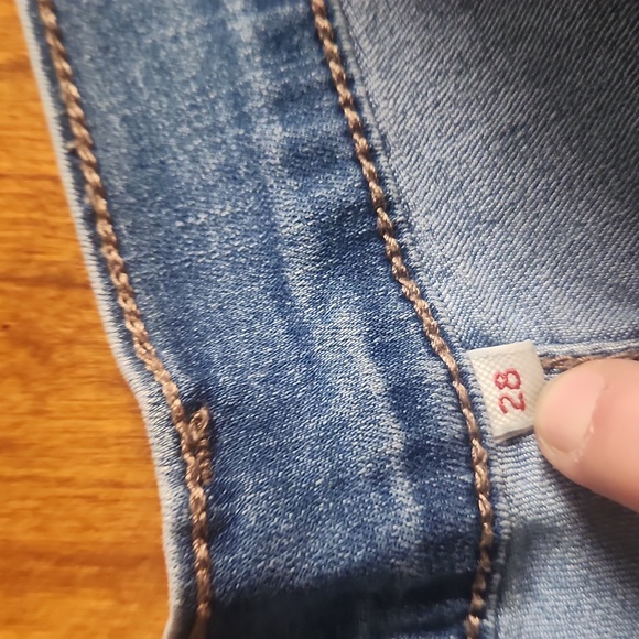 Levi's Women's Jean Short - size 28 - Picture 5 of 8